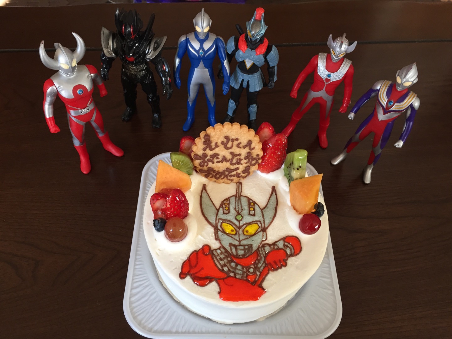 ウルトラマンタロウのケーキでお祝い 3歳の誕生日 １日で目をよくする方法 自宅で簡単トレーニング実践0 4から1 0へ